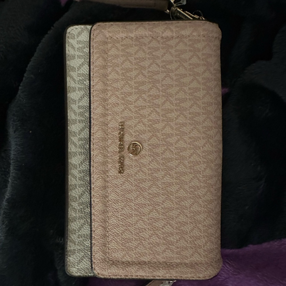 Mk Bag for sale. - Picture 2 of 3